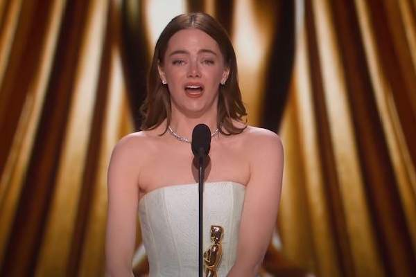 Emma Stone Wardrobe Malfunction During Oscars Acceptance Speech